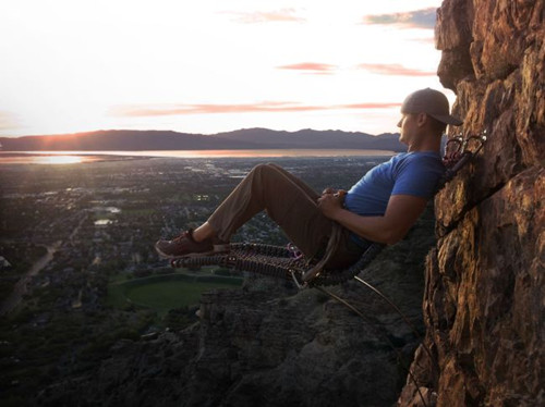 美國(guó)登山愛(ài)好者史密斯在百米高的懸崖峭壁上安裝休閑椅,體驗(yàn)別樣刺激。